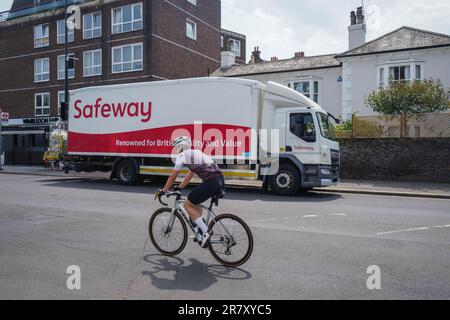 Safeway supermarché camion poids lourd véhicule portant le logo renommé pour la qualité britannique Banque D'Images