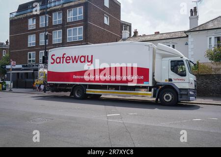 Safeway supermarché camion poids lourd véhicule portant le logo renommé pour la qualité britannique Banque D'Images