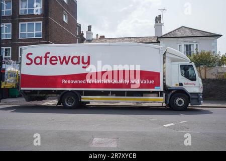 Safeway supermarché camion poids lourd véhicule portant le logo renommé pour la qualité britannique Banque D'Images