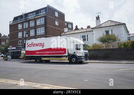 Safeway supermarché camion poids lourd véhicule portant le logo renommé pour la qualité britannique Banque D'Images