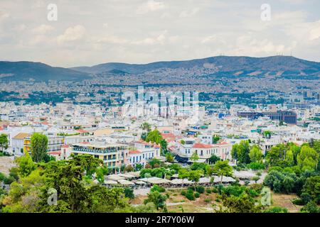 Vue sur les quartiers de Plaka et Monastiraki et le mont Lycabette depuis l'Acropole Banque D'Images