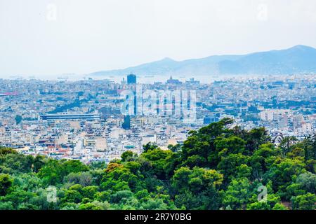 Vue sur les quartiers de Plaka et Monastiraki et le mont Lycabette depuis l'Acropole Banque D'Images