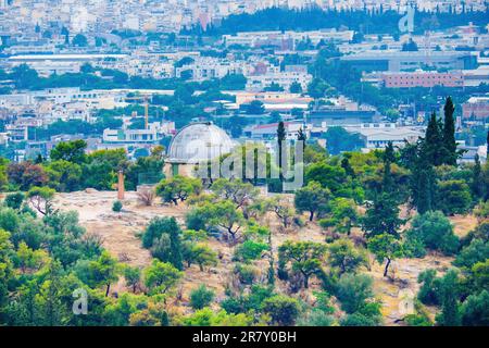 Vue sur les quartiers de Plaka et Monastiraki et le mont Lycabette depuis l'Acropole Banque D'Images