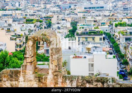 Vue sur les quartiers de Plaka et Monastiraki et le mont Lycabette depuis l'Acropole Banque D'Images