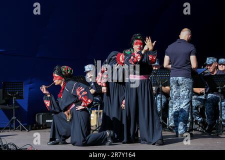 Des artistes du Centre des arts de la musique militaire des Forces navales d'Ukraine des Forces armées d'Ukraine et de l'Orchestre du corps d'infanterie navale d'Ukraine se produisent dans le Parc central de la culture et des loisirs nommé d'après Taras Shevchenko. Le concert consacré à la Journée mondiale des donateurs a eu lieu dans le Parc central de la culture et des loisirs, nommé d'après Taras Shevchenko. La Journée mondiale du don de sang est une journée internationale créée en mai 2005 lors de l'Assemblée mondiale de la santé de 58th à Genève. Organisé chaque année sur 14 juin. Banque D'Images