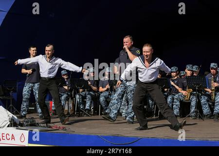 Des artistes du Centre des arts de la musique militaire des Forces navales d'Ukraine des Forces armées d'Ukraine et de l'Orchestre du corps d'infanterie navale d'Ukraine se produisent dans le Parc central de la culture et des loisirs nommé d'après Taras Shevchenko. Le concert consacré à la Journée mondiale des donateurs a eu lieu dans le Parc central de la culture et des loisirs, nommé d'après Taras Shevchenko. La Journée mondiale du don de sang est une journée internationale créée en mai 2005 lors de l'Assemblée mondiale de la santé de 58th à Genève. Organisé chaque année sur 14 juin. Banque D'Images