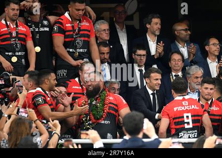 Saint Denis, France. 18th juin 2023. Julien Mattia/le Pictorium - Top 14 des matches de rugby entre le Stade Toulousain et le Stade Rocelais - 18/6/2023 - France/Seine Saint Denis/Saint-Denis - le Président français Emmanuel Macron félicite les joueurs de Toulouse lors de la finale Top 14 entre le Stade Toulousain et le Stade Rocelais au Stade de France à Paris le 17 juin 2023. Credit: LE PICTORIUM / Alamy Live News Banque D'Images