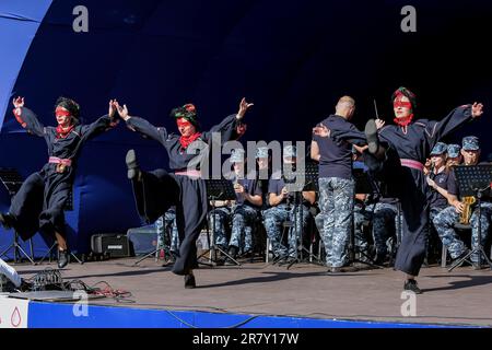 Des artistes du Centre des arts de la musique militaire des Forces navales d'Ukraine des Forces armées d'Ukraine et de l'Orchestre du corps d'infanterie navale d'Ukraine se produisent dans le Parc central de la culture et des loisirs nommé d'après Taras Shevchenko. Le concert consacré à la Journée mondiale des donateurs a eu lieu dans le Parc central de la culture et des loisirs, nommé d'après Taras Shevchenko. La Journée mondiale du don de sang est une journée internationale créée en mai 2005 lors de l'Assemblée mondiale de la santé de 58th à Genève. Organisé chaque année sur 14 juin. Banque D'Images