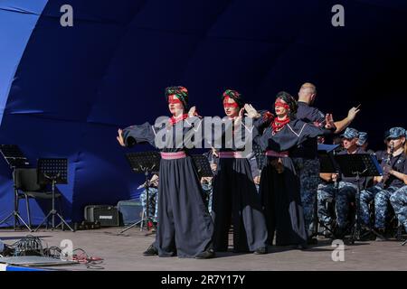 Des artistes du Centre des arts de la musique militaire des Forces navales d'Ukraine des Forces armées d'Ukraine et de l'Orchestre du corps d'infanterie navale d'Ukraine se produisent dans le Parc central de la culture et des loisirs nommé d'après Taras Shevchenko. Le concert consacré à la Journée mondiale des donateurs a eu lieu dans le Parc central de la culture et des loisirs, nommé d'après Taras Shevchenko. La Journée mondiale du don de sang est une journée internationale créée en mai 2005 lors de l'Assemblée mondiale de la santé de 58th à Genève. Organisé chaque année sur 14 juin. Banque D'Images