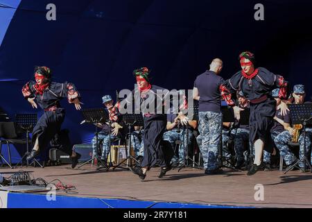 Des artistes du Centre des arts de la musique militaire des Forces navales d'Ukraine des Forces armées d'Ukraine et de l'Orchestre du corps d'infanterie navale d'Ukraine se produisent dans le Parc central de la culture et des loisirs nommé d'après Taras Shevchenko. Le concert consacré à la Journée mondiale des donateurs a eu lieu dans le Parc central de la culture et des loisirs, nommé d'après Taras Shevchenko. La Journée mondiale du don de sang est une journée internationale créée en mai 2005 lors de l'Assemblée mondiale de la santé de 58th à Genève. Organisé chaque année sur 14 juin. Banque D'Images