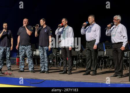 Des artistes du Centre des arts de la musique militaire des Forces navales d'Ukraine des Forces armées d'Ukraine et de l'Orchestre du corps d'infanterie navale d'Ukraine se produisent dans le Parc central de la culture et des loisirs nommé d'après Taras Shevchenko. Le concert consacré à la Journée mondiale des donateurs a eu lieu dans le Parc central de la culture et des loisirs, nommé d'après Taras Shevchenko. La Journée mondiale du don de sang est une journée internationale créée en mai 2005 lors de l'Assemblée mondiale de la santé de 58th à Genève. Organisé chaque année sur 14 juin. Banque D'Images