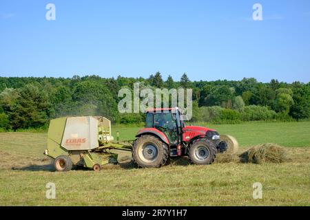 les lignes de mise en balles de tracteurs d'herbe coupée en mosaïque dans le comté de zala en hongrie Banque D'Images