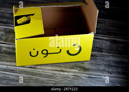 Le Caire, l'Egypte, 12 juin 2023: Midi livraison de shopping en ligne boîte jaune, Noon.com express pour la livraison rapide et retour facile, Noon est un e-commerc Banque D'Images