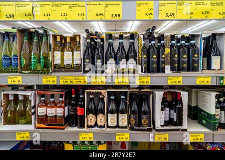 italie - 15 juin 2023 : bouteilles de vin italiennes telles que Barbarresco et Nebbiolo, Amarone et Nobile di Montepulciano dans des boîtes en carton ouvertes à vendre à l Banque D'Images