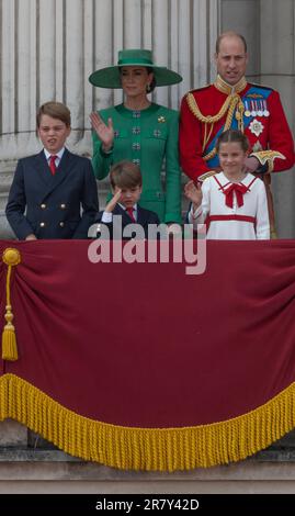 Londres, Royaume-Uni 17 juin 2023. Après le Trooping The Color (la parade d'anniversaire du Roi) a lieu des membres seniors de la famille royale regardent le traditionnel fluypast par la RAF depuis le balcon du Palais de Buckingham. De gauche à droite : Prince George, Prince Louis, Catherine Princess of Wales, William Prince of Wales, Princess Charlotte Banque D'Images