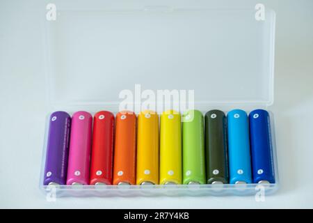 Nouvelle pile AAA colorée dans une boîte en plastique, accumulateur rechargeable, piles alcalines Banque D'Images