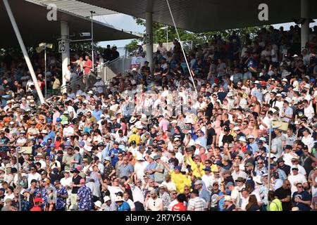 Edgbaston Cricket Stadium, Birmingham, Royaume-Uni. 16 juin 2023 à 1100hrs. England Men v Australia Men in the Ashes Cricket Test Match Day 1. Des fans qui chantent. Photo : Mark Dunn/Alay, Banque D'Images