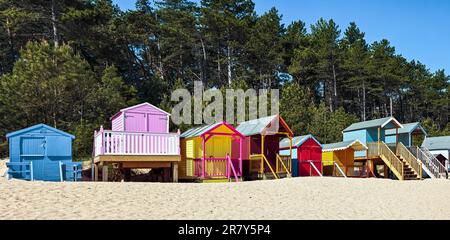 Quelques cabanes de plage aux couleurs vives à Wells Next the Sea Banque D'Images