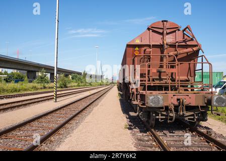 Le chemin de fer du port appelé Hamburger Hafenbahn dispose d'un grand réseau ferroviaire dans le port et autour de la ville. Beaucoup de conteneurs de cargaison sera Banque D'Images