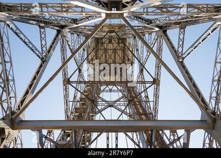 Vue vers le bas sous la Torre Sant Sebastia, une tour de treillis autonome avec une coupe triangulaire. Debout 81 mètres de haut qui Banque D'Images