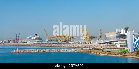 Au premier plan, un ancien bassin portuaire et le port de croisière de Barcelone avec des bateaux de croisière amarrés à l'embarcadère. Le port de Zona Franca est situé dans le Banque D'Images