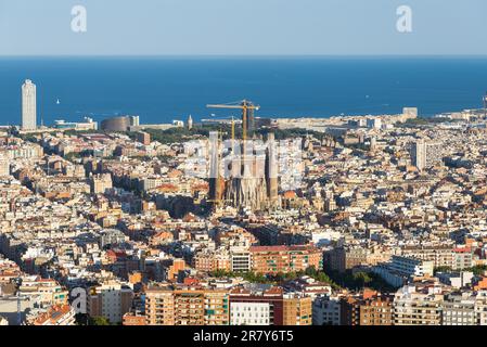 Vue de haut sur le chantier de construction de la Sagrada Familia, le célèbre bâtiment d'Antoni Gaudi. La célèbre cathédrale dans le quartier de Barcelone Eixample, est Banque D'Images