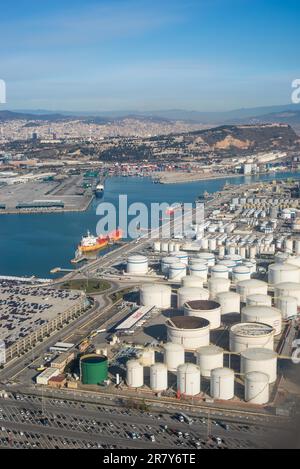 Vue de dessus de Zona Franca - Port, le port industriel de Barcelone. Cette zone industrielle, y compris l'aéroport, est l'une des plus importantes Banque D'Images