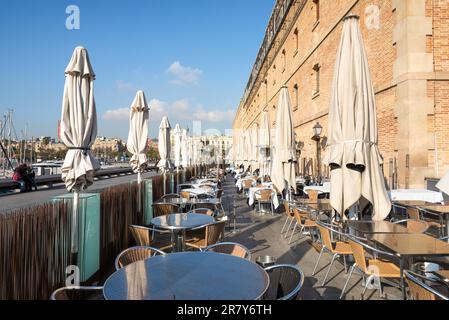 Restaurant en face du Palau de Mar, un ancien entrepôt commercial et le dernier de vieux magasins dans l'ancien port industriel de Barcelone. Aujourd'hui Banque D'Images