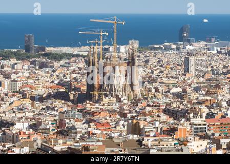 Vue de haut sur le chantier de construction de la Sagrada Familia, le célèbre bâtiment d'Antoni Gaudi. La célèbre cathédrale dans le quartier de Barcelone Eixample, est Banque D'Images