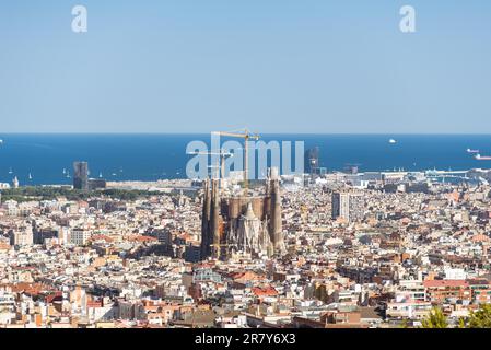 Vue de haut sur le chantier de construction de la Sagrada Familia, le célèbre bâtiment d'Antoni Gaudi. La célèbre cathédrale dans le quartier de Barcelone Eixample, est Banque D'Images