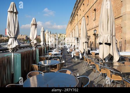 Restaurant en face du Palau de Mar, un ancien entrepôt commercial et le dernier de vieux magasins dans l'ancien port industriel de Barcelone. Aujourd'hui Banque D'Images