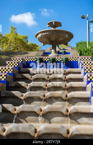 Escalier dans le parc de la ville de Montjuic. Les escaliers mènent au musée national d'art, le Museu National d'Art de Catalogne. Sur le côté un peu Banque D'Images