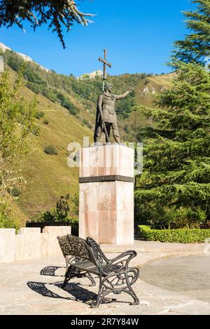 Monument à la mémoire de Pelagius à Covadonga, site de sa célèbre victoire. Le noble Visigothic a fondé le Royaume des Asturies, et est victor Banque D'Images