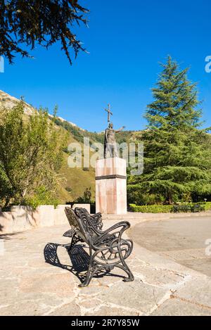 Monument à la mémoire de Pelagius à Covadonga, site de sa célèbre victoire. Le noble Visigothic a fondé le Royaume des Asturies, et est victor Banque D'Images