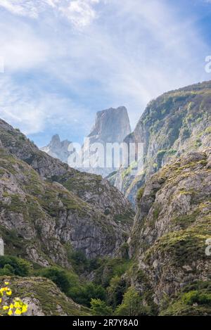 Point de vue à Bulnes. Vue sur la célèbre montagne Naranjo de Bulnes dans le Los Picos de Europa. La chaîne de montagnes est située dans le nord de l'Espagne. Banque D'Images