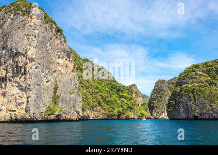 Ko Phi Phi le est la deuxième plus grande île de l'archipel des îles Phi Phi. L'île se compose d'un anneau de collines calcaires abruptes Banque D'Images