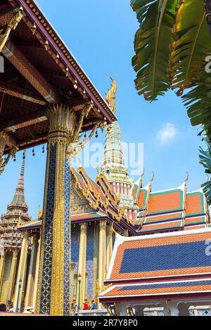 Le panthéon royal, Prasat Phra Thep Biden, qui signifie le sanctuaire des ancêtres célestes à l'intérieur du célèbre temple bouddhiste Wat Phra Kaeo Banque D'Images