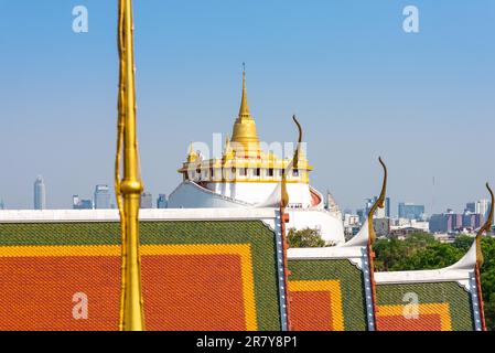 Plusieurs niveaux de toit sont un élément important du temple thaïlandais Wat Ratchanatdaram à Bangkok. En arrière-plan, le temple et le Mont d'Or, Wat Saket Banque D'Images