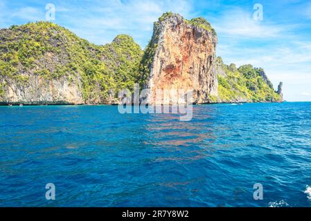 Ko Phi Phi le est la deuxième plus grande île de l'archipel des îles Phi Phi. L'île se compose d'un anneau de collines calcaires abruptes Banque D'Images