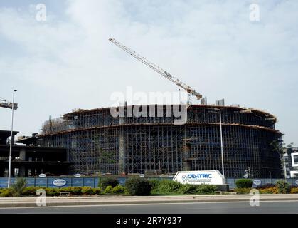 Le Caire, Egypte, 3 juin 2023: Un site de construction pour la compagnie SAMCO entreprise nationale de construction en Egypte avec tour de grue et échafaudages pour les nouveaux bâtiments Banque D'Images