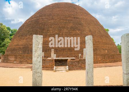 L'ancien dôme hémisphérique, le Sandagiri Stupa, le plus ancien Stupa de la région sud, dans la petite ville de Tissamaharama. Le bâtiment est du Royaume Banque D'Images