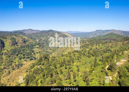 Vue de Little Adams Peak à Ella, une petite ville des Highlands et de la province d'Uva au Sri Lanka. Environ 1000m de haut, la ville est riche Banque D'Images