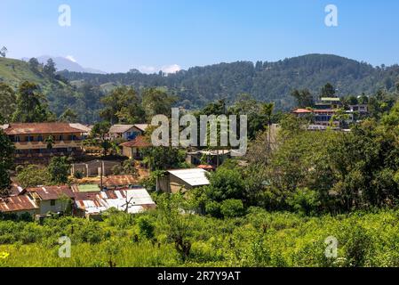 Hôtels à Ella, une petite ville dans les montagnes du Sri Lanka. D'environ 1000m de hauteur, la ville est riche en biodiversité, entourée de forêt et de thé Banque D'Images