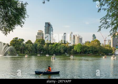 Le parc Lumphini est le plus grand espace public du centre de Bangkok. Le parc abrite des arbres et des terrains de jeux, ainsi qu'un lac d'art Banque D'Images