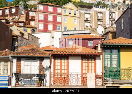 Maisons de ville typiques de style architectural portugais, à flanc de colline du quartier de Miragaia à Porto Banque D'Images