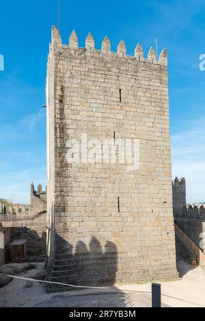 Donjon en pierre au milieu du château de Guimaraes dans le nord du Portugal Banque D'Images