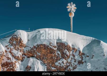 La croix du sommet sur le sommet est de Zugspitze, Bavière Allemagne Banque D'Images