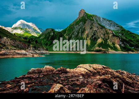 Le lac Spullersee un lac de haute montagne dans le Vorarlberg, Autriche Banque D'Images