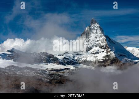 Vue panoramique sur le Cervin derrière les nuages Banque D'Images