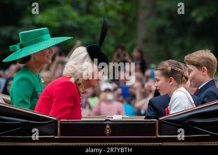 Queen Camilla parlant avec la princesse Charlotte à Trooping The Color dans le Mall, Londres, Royaume-Uni. Chariot avec Catherine et sa famille Banque D'Images